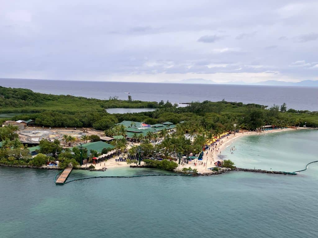 beach area in Roatán